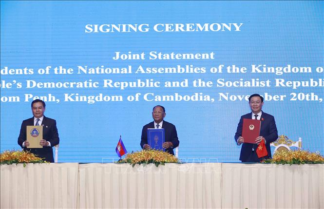 Signatories to the joint statement were Chairman of the Vietnamese National Assembly Vuong Dinh Hue, President of the Cambodian National Assembly Samdech Heng Samrin and Chairman of the Lao National Assembly Saysomphone Phomvihane. VNA Photo: Doãn Tấn