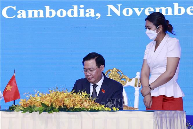 Chairman of the Vietnamese National Assembly Vuong Dinh Hue signs the joint statement. VNA Photo: Doãn Tấn