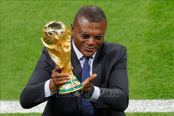 Trong ảnh: Cựu cầu thủ Marcel Desailly của đội tuyển Pháp - nhà vô địch World Cup 1998 - giới thiệu Cup vàng World Cup 2022 trước lễ khai mạc trên sân Al-Bayt ở Al Khor, Qatar ngày 20/11/2022. Ảnh: AFP/TTXVN