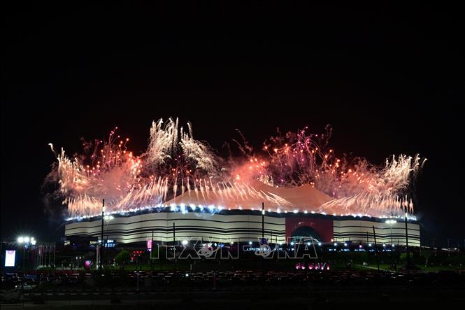 Trong ảnh: Màn pháo hoa rực rỡ tại lễ khai mạc World Cup 2022 trên sân Al-Bayt ở Al Khor, Qatar ngày 20/11/2022. Ảnh: AFP/TTXVN