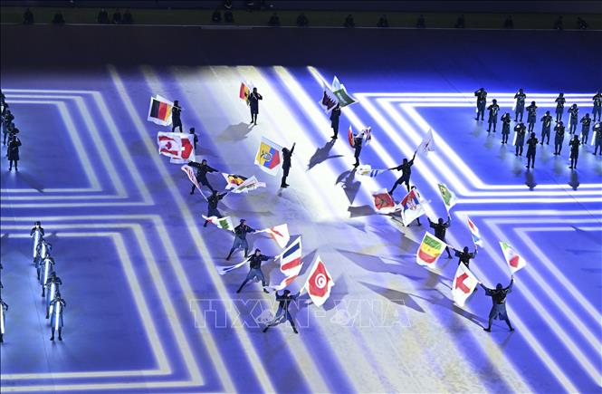 Trong ảnh: Các nghệ sĩ giới thiệu quốc kỳ của 32 đội bóng tranh tài tại World Cup 2022 trong lễ khai mạc trên sân Al-Bayt ở Al Khor, Qatar ngày 20/11/2022. Ảnh: THX/TTXVN
