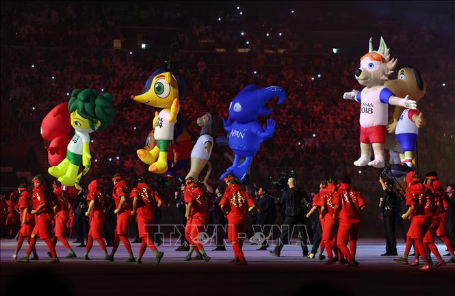 Trong ảnh: Linh vật của các kỳ World Cup được tái hiện trong lễ khai mạc World Cup 2022 trên sân Al-Bayt ở Al Khor, Qatar ngày 20/11/2022. Ảnh: THX/TTXVN
