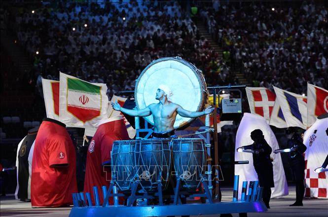 Trong ảnh: Các nghệ sĩ trình diễn tại lễ khai mạc World Cup 2022 trên sân Al-Bayt ở Al Khor, Qatar ngày 20/11/2022. Ảnh: THX/TTXVN
