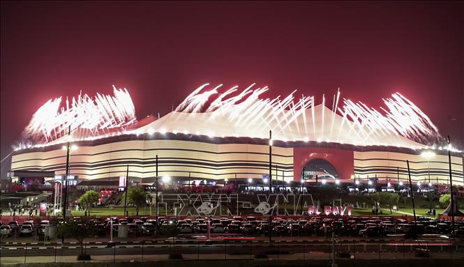 Trong ảnh: Màn pháo hoa rực rỡ tại lễ khai mạc World Cup 2022 trên sân Al-Bayt ở Al Khor, Qatar ngày 20/11/2022. Ảnh: THX/TTXVN
