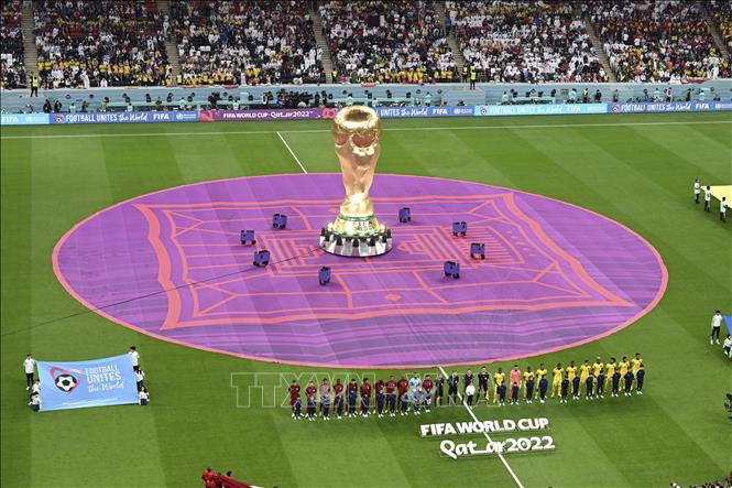 Trong ảnh: Mô hình Cup vô địch của FIFA được trình diễn trước trận đấu khai màn World Cup 2022 giữa đội chủ nhà Qatar và Ecuador trên sân Al-Bayt ở Al Khor, Qatar ngày 20/11/2022. Ảnh: AFP/TTXVN