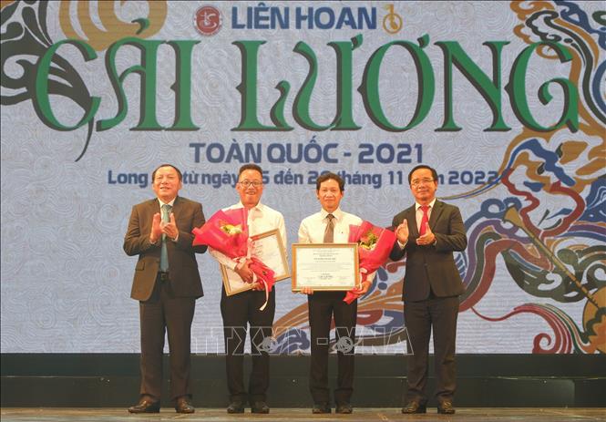 Trao giải cho 2 vở xuất sắc nhất tại Liên hoan. Ảnh: Đức Hạnh - TTXVN 