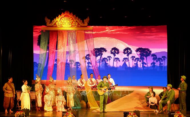 Bên dòng Long Khốt (Đoàn Nghệ thuật Cải lương Long An) là 1 trong 2 vở xuất sắc nhất tại Liên hoan. Ảnh: Đức Hạnh - TTXVN 