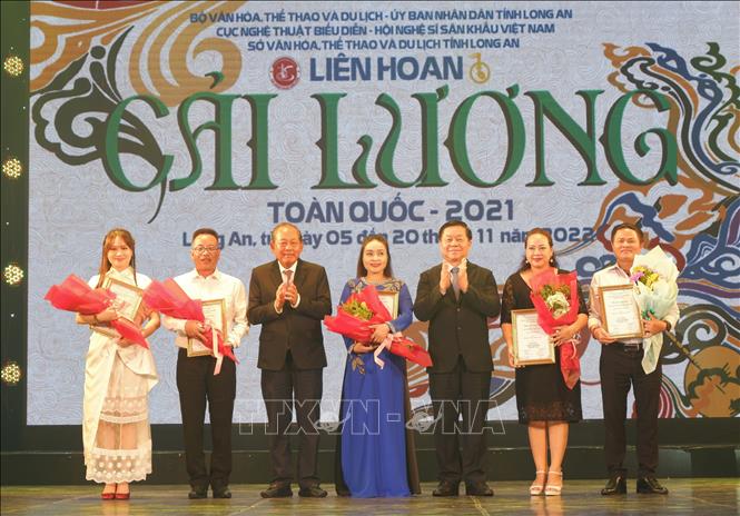 Trao giải thưởng dành cho các thành phần sáng tạo. Ảnh: Đức Hạnh - TTXVN 