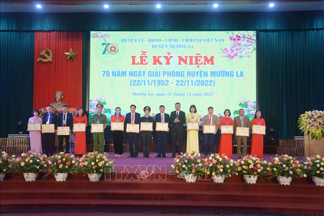 Trong ảnh: Các cá nhân nhận Bằng khen của Chủ tịch UBND tỉnh Sơn La. Ảnh: Quang Quyết-TTXVN