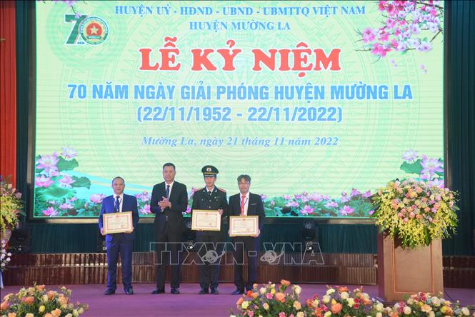 Trong ảnh: Các tập thể nhận Bằng khen của Chủ tịch UBND tỉnh Sơn La. Ảnh: Quang Quyết-TTXVN