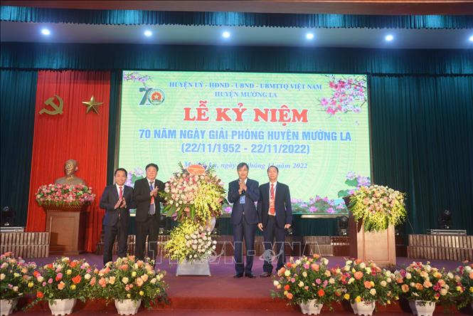 Trong ảnh: Bí thư Tỉnh ủy Sơn La Nguyễn Hữu Đông (thứ 2 từ phải sang) tặng hoa chúc mừng Đảng bộ, chính quyền và nhân dân các dân tộc huyện Mường La nhân Kỷ niệm 70 năm Ngày giải phóng huyện. Ảnh: Quang Quyết-TTXVN