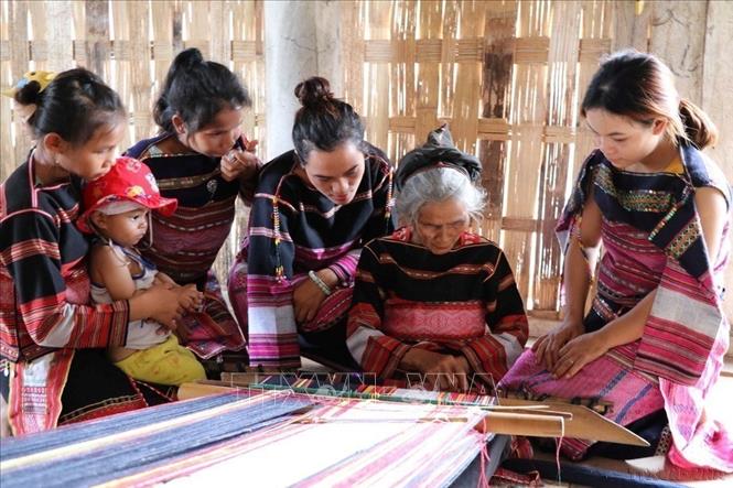 Những người phụ nữ Bahnar (Gia Lai) vẫn đang từng ngày gìn giữ và truyền lại cho thế hệ trẻ nét đẹp văn hóa để dệt nên những chiếc váy, tấm áo mang đậm bản sắc của dân tộc mình. Ảnh: Hồng Điệp  TTXVN