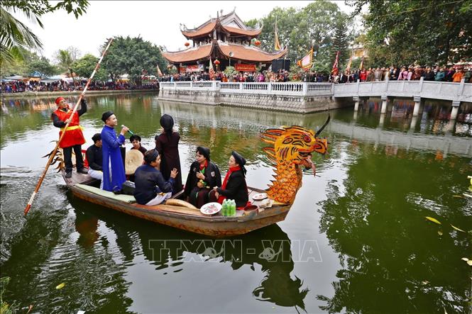 Canh hát quan họ trên ao đình tại Hội liem thuộc thị trấn Lim, huyện Tiên Du, tỉnh Bắc Ninh - Dân ca quan họ Bắc Ninh được UNESCO công nhận là Di sản văn hóa phi vật thể đại diện của nhân loại. Ảnh: Minh Quyết – TTXVN