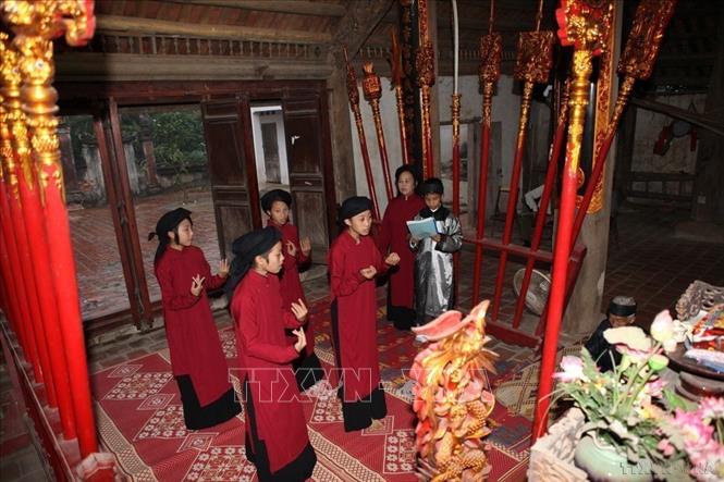 Hát Xoan là di sản thuộc loại hình nghệ thuật trình diễn bao gồm hát, múa, gõ trống và phách gắn liền với việc thờ cúng Hùng Vương, một tín ngưỡng bắt nguồn từ việc thực hành thờ cúng tổ tiên của người Việt được UNESCO công nhận là di sản văn hóa phi vật thể đại diện của nhân loại. Ảnh: Phạm Hậu - TTXVN