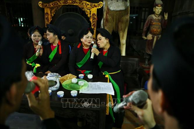 Liền anh, liền chị biểu diễn Canh quan họ cổ tại huyện Việt Yên, Bắc Giang - Dân ca quan họ Bắc Ninh được UNESCO công nhận là Di sản văn hóa phi vật thể đại diện của nhân loại. Ảnh: Minh Quyết – TTXVN