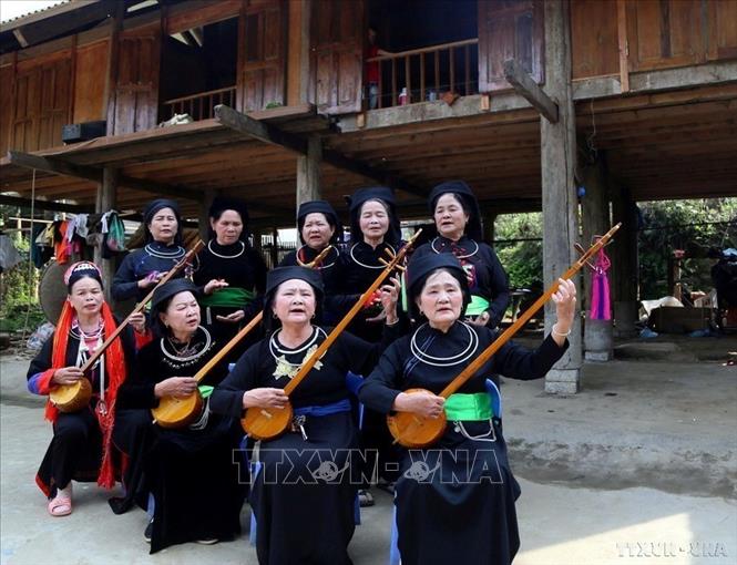 Năm 2019, thực hành Then của người Tày, Nùng, Thái ở Việt Nam chính thức được UNESCO ghi danh tại Danh sách Di sản văn hóa phi vật thể đại diện của nhân loại. Trong ảnh: Bà Hà Thị Mỵ (hàng đầu bên trái ảnh) cùng các thành viên trong câu lạc bộ luyện tập các bài hát then để tuyên truyền về các chính sách dân số, y tế của Tỉnh Tuyên Quang. Ảnh: Quang Đán - TTXVN