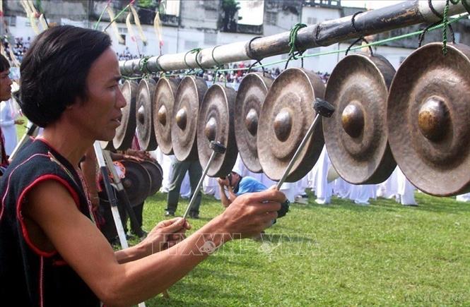 Di sản văn hóa Không gian văn hóa Cồng chiêng Tây Nguyên được UNESCO ghi danh là Kiệt tác truyền khẩu và di sản văn hóa phi vật thể của nhân loại (2005), sau được chuyển sang danh sách Di sản văn hóa phi vật thể đại diện của nhân loại (2008). Trong ảnh: Giàn cồng chiêng cải tiến của dân tộc Ba Na (Gia Lai). Ảnh: Sỹ Huynh – TTXVN