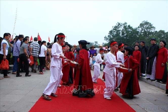 Hát Xoan là di sản thuộc loại hình nghệ thuật trình diễn bao gồm hát, múa, gõ trống và phách gắn liền với việc thờ cúng Hùng Vương, một tín ngưỡng bắt nguồn từ việc thực hành thờ cúng tổ tiên của người Việt được UNESCO công nhận là di sản văn hóa phi vật thể đại diện của nhân loại. Trong ảnh: Tiết mục biểu diễn hát Xoan của Thành phố Việt Trì (Phú Thọ). Ảnh: Quý Trung – TTXVN