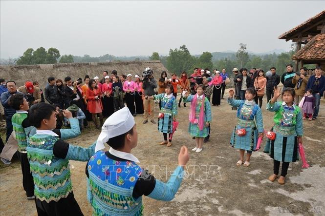 Trò chơi ném pao trong ngày tết truyền thống của đồng bào dân tộc H’mông tại Ngày hội “Sắc xuân trên mọi miền Tổ quốc” năm 2015. Ảnh: Thanh Hà – TTXVN