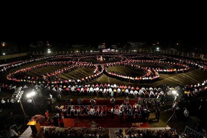 Trình diễn màn Xòe cổ lớn nhất Việt Nam - Xòe Thái được UNESCO công nhận là di sản văn hóa phi vật thể đại diện của nhân loại vào năm 2022. Ảnh: Thanh Hà - TTXVN                                                               