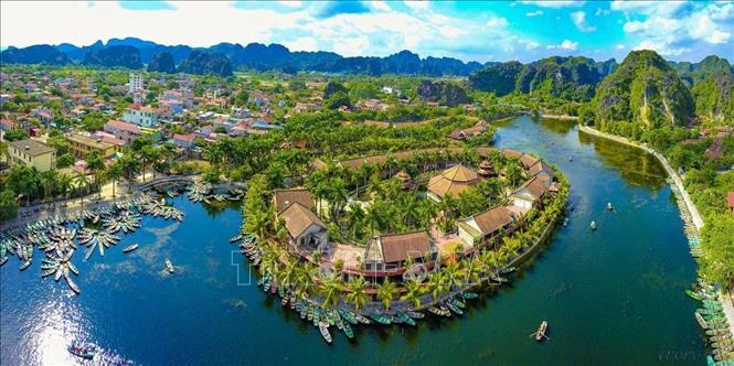 Quần thể danh thắng Tràng An được UNESCO công nhận là Di sản thế giới hỗn hợp đầu tiên của Việt Nam, khi đáp ứng cả hai yếu tố văn hóa và thiên nhiên, cũng là di sản thế giới kép đầu tiên và duy nhất ở khu vực Đông Nam Á cho đến nay. Trong ảnh: Bến đò Tam Cốc nằm trong quần thể danh thắng Tràng An (Ninh Bình) nhìn từ trên cao. Ảnh: Minh Đức - TTXVN