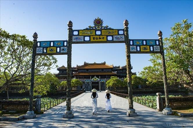 Thơ văn trên kiến trúc cung đình Huế là di sản tư liệu thứ ba của triều Nguyễn được công nhận là Di sản tư liệu thế giới vào năm 2016. Đây là di sản văn hóa thứ 5 của Cố đô Huế được UNESCO vinh danh và đưa Huế trở thành điểm du lịch “Một điểm đến, 5 di sản”. Ảnh: Minh Đức - TTXVN
