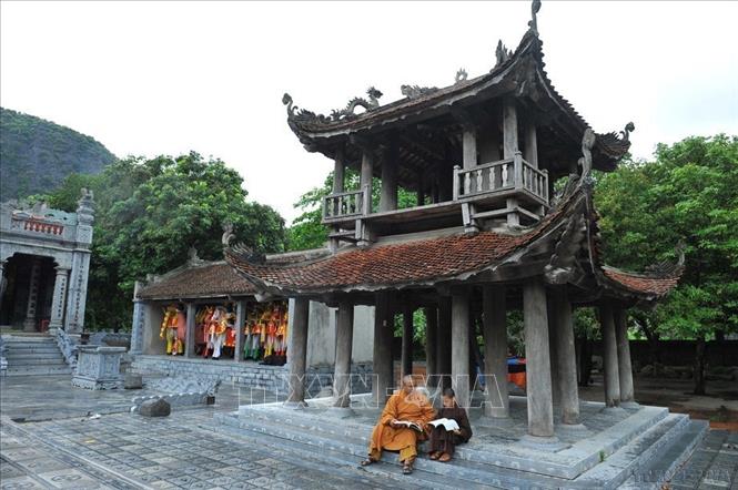 Quần thể danh thắng Tràng An được UNESCO công nhận là Di sản thế giới hỗn hợp đầu tiên của Việt Nam, cũng là di sản thế giới kép đầu tiên và duy nhất ở khu vực Đông Nam Á cho đến nay. Trong ảnh: Gác chuông cổ làm bằng gỗ lim, các mái lợp ngói mũi hài trong đền Thái Vi, thuộc quần thể danh thắng Tràng An. Ảnh: Minh Đức – TTXVN