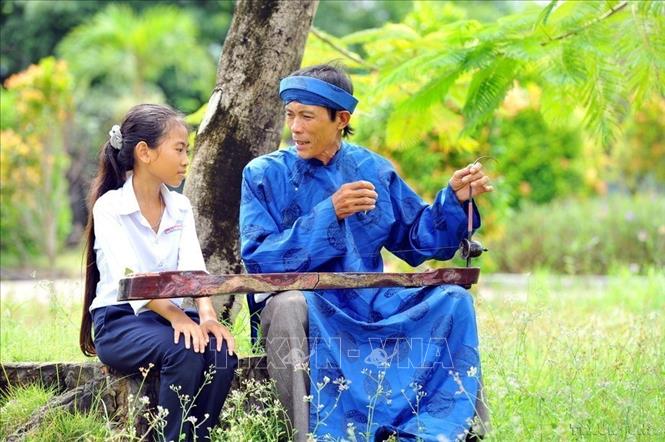 Đờn ca tài tử là một loại hình nghệ thuật dân gian đặc trưng của vùng đất Nam Bộ, đã được UNESCO công nhận là Di sản văn hóa phi vật thể đại diện của nhân loại. Trong ảnh: Nghệ nhân đàn bầu Lý Văn tới, ấp 3, thị trấn Gành Hào, huyện Đông Hải truyền dạy hát đờn ca tài tử cho thế hệ sau. Ảnh: Minh Đức - TTXVN
