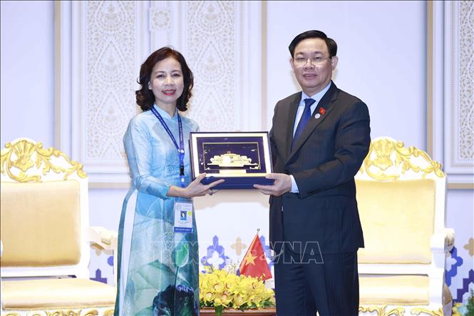 Chủ tịch Quốc hội Vương Đình Huệ tặng quà cho Tổng Thư ký AIPA Nguyễn Tường Vân. Ảnh: Doãn Tấn - TTXVN