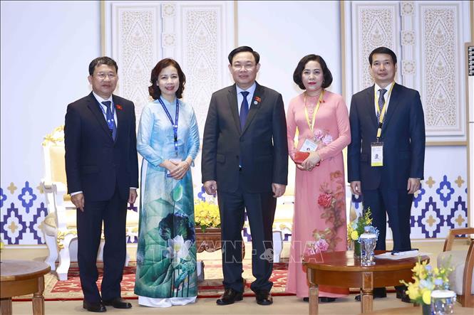 Chủ tịch Quốc hội Vương Đình Huệ chụp ảnh lưu niệm với Tổng Thư ký AIPA Nguyễn Tường Vân và các đại biểu. Ảnh: Doãn Tấn - TTXVN
