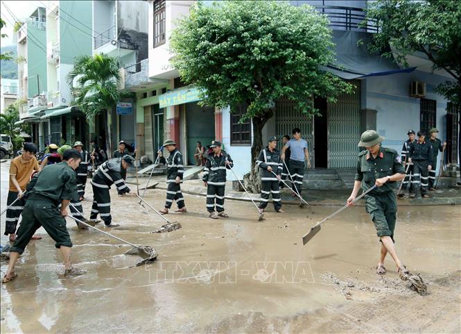 Lực lượng Cảnh sát cơ động tham gia dọn dẹp, vệ sinh lại nhiều đoạn đường tại Phường Ghềnh Ráng,Tp Quy Nhơn, Bình Định. Ảnh: TTXVN phát
