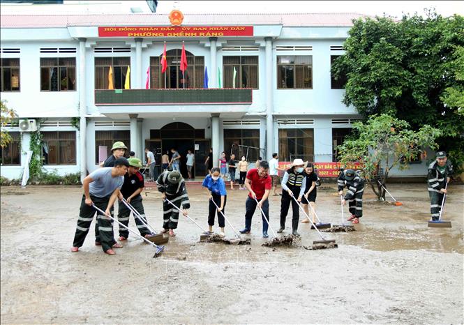 Lực lượng Cảnh sát cơ động tham gia dọn dẹp, vệ sinh sau trận mưa lũ tại UBND Phường Ghềnh Ráng,Tp Quy Nhơn, Bình Định. Ảnh: TTXVN phát