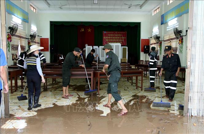 Lực lượng Cảnh sát cơ động tham gia dọn dẹp, vệ sinh sau trận mưa lũ tại UBND Phường Ghềnh Ráng,Tp Quy Nhơn, Bình Định. Ảnh: TTXVN phát