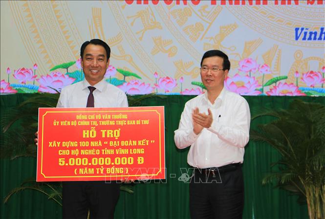 Thường trực Ban Bí thư Võ Văn Thưởng (phải) tặng 100 căn nhà đại đoàn kết cho hộ nghèo của tỉnh Vĩnh Long. Ảnh: Phạm Minh Tuấn-TTXVN.