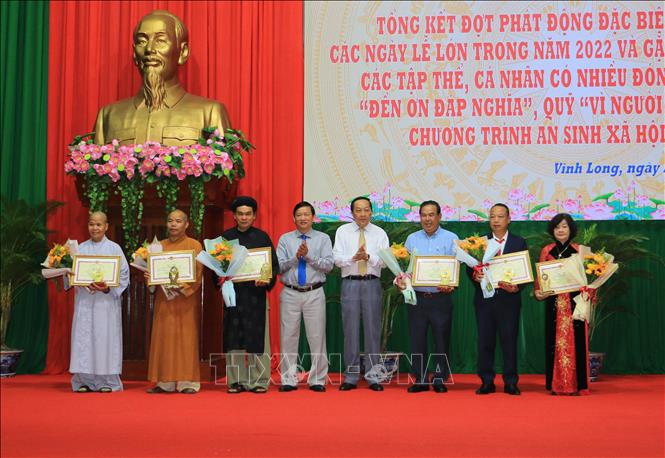 Lãnh đạo tỉnh Vĩnh Long tặng Bằng khen cho các cá nhân có thành tích đóng góp, vận động đóng góp cho Quỹ “Đền ơn đáp nghĩa”, Quỹ “Vì người nghèo” và các chương trình an sinh xã hội của tỉnh. Ảnh: Phạm Minh Tuấn-TTXVN.