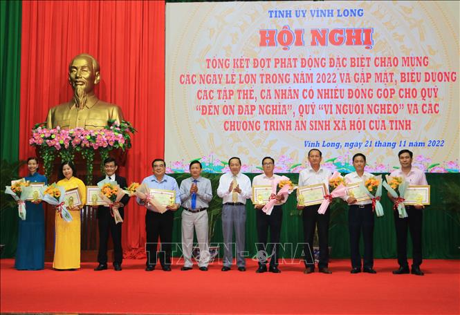 Lãnh đạo tỉnh Vĩnh Long tặng Bằng khen cho các cá nhân có thành tích đóng góp, vận động đóng góp cho Quỹ “Đền ơn đáp nghĩa”, Quỹ “Vì người nghèo” và các chương trình an sinh xã hội của tỉnh. Ảnh: Phạm Minh Tuấn-TTXVN.