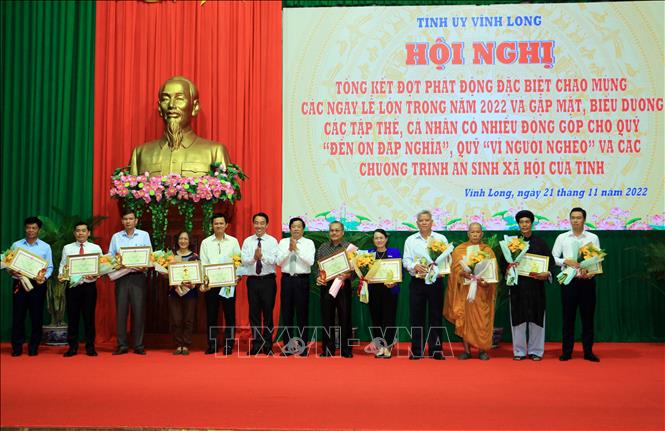 Lãnh đạo tỉnh Vĩnh Long tặng Bằng khen cho các tập thể có thành tích đóng góp, vận động đóng góp cho Quỹ “Đền ơn đáp nghĩa”, Quỹ “Vì người nghèo” và các chương trình an sinh xã hội của tỉnh. Ảnh: Phạm Minh Tuấn-TTXVN.