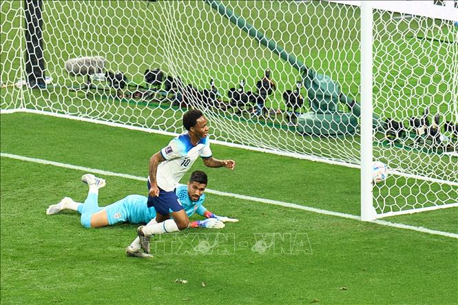 Raheem Sterling (phía trước), đội Anh, vui mừng sau khi ghi bàn thắng vào lưới đội Iran. Ảnh: THX/TTXVN

