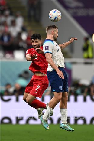 Hậu vệ Luke Shaw (phải, đội tuyển Anh) tranh bóng với Sadegh Moharrami (trái), đội Iran. Ảnh: THX/TTXVN