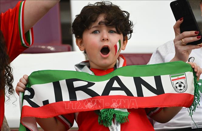 Cổ động viên Iran cổ vũ đội nhà trong trận đấu gặp tuyển Anh. Ảnh: THX/TTXVN