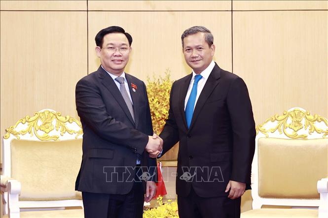 NA Chairman Vuong Dinh Hue (L) and Lt. Gen. Hun Manet (R), Deputy Commander-in-Chief of the Royal Cambodian Armed Forces (RCAF) and Commander of the Royal Cambodian Army. VNA Photo: Doãn Tấn 
