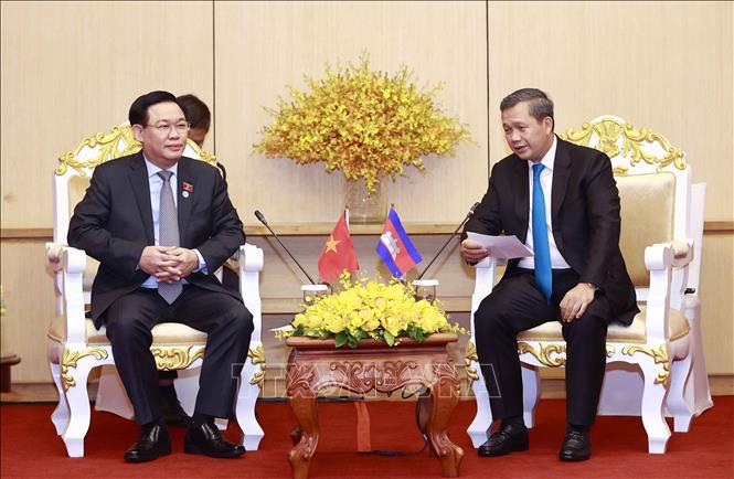 NA Chairman Vuong Dinh Hue (L) and Lt. Gen. Hun Manet (R), Deputy Commander-in-Chief of the Royal Cambodian Armed Forces (RCAF) and Commander of the Royal Cambodian Army. VNA Photo: Doãn Tấn 