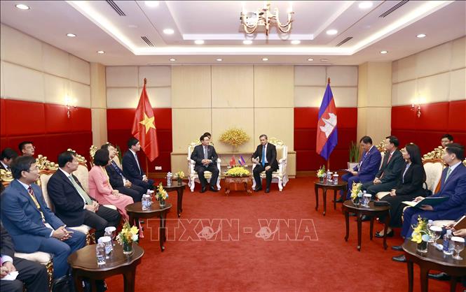 NA Chairman Vuong Dinh Hue (L) and Lt. Gen. Hun Manet (R), Deputy Commander-in-Chief of the Royal Cambodian Armed Forces (RCAF) and Commander of the Royal Cambodian Army. VNA Photo: Doãn Tấn 