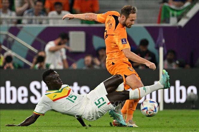 Tiền đạo Senegal Krepin Diatta (trái) tranh bóng quyết liệt với hậu vệ Daley Blind (Hà Lan Ảnh: AFP/TTXVN