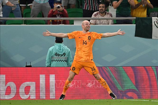 Pha ăn mừng bàn thắng của trung vệ Davy Klaassen (Hà Lan) vào lưới đội tuyển Senegal. Ảnh: AFP/TTXVN