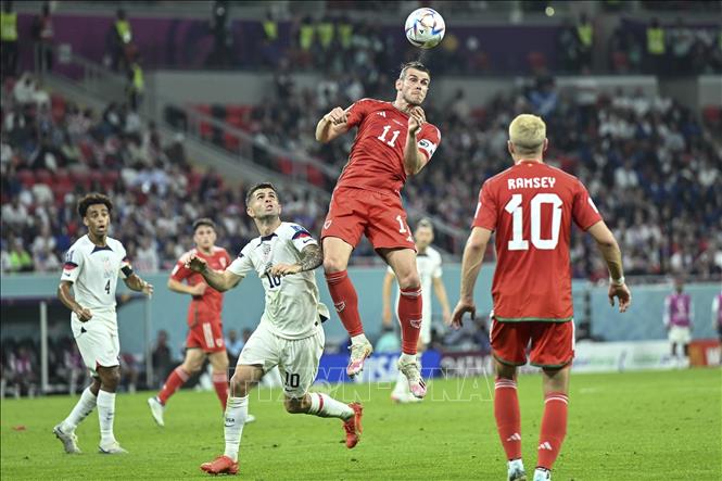 Trong ảnh: Tiền đạo Xứ Wales Gareth Bale (số 11) trong pha không chiến với các tuyển thủ Mỹ. Ảnh: THX/TTXVN