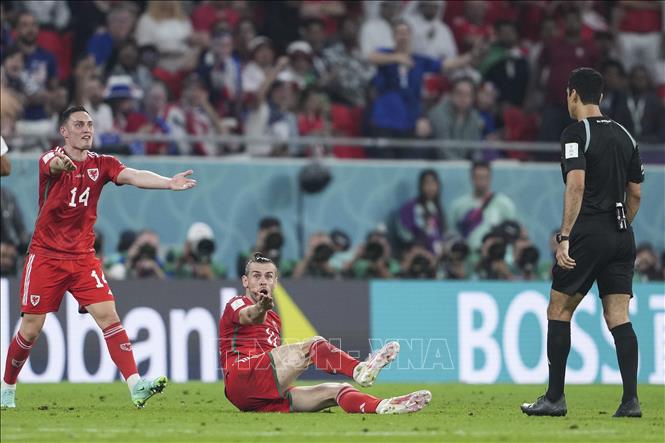 Trong ảnh: Tiền đạo Xứ Wales Gareth Bale (giữa) bị cản phá trong trận đấu gặp tuyển Mỹ. Ảnh: THX/TTXVN