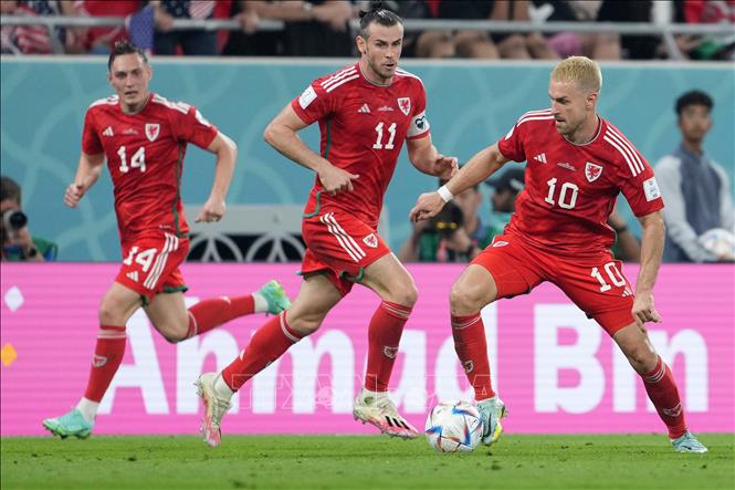 Trong ảnh: Cầu thủ Xứ Wales Aaron Ramsey (phải) đi bóng trong trận đấu gặp tuyển Mỹ. Ảnh: THX/TTXVN