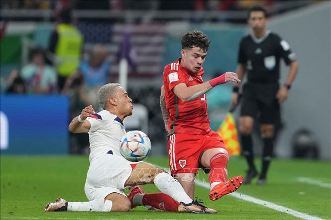 Trong ảnh: Hậu vệ Sergino Dest (trái) của Mỹ cản đường đi bóng của hậu vệ Xứ Wales Neco Williams trong trận đấu. Ảnh: THX/TTXVN