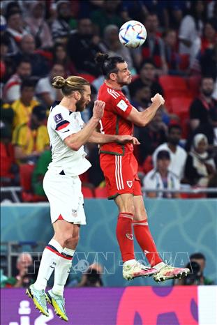 Trong ảnh: Tiền đạo Xứ Wales Gareth Bale (phải) trong pha không chiến với hậu vệ tuyển Mỹ Tim Ream. Ảnh: AFP/TTXVN